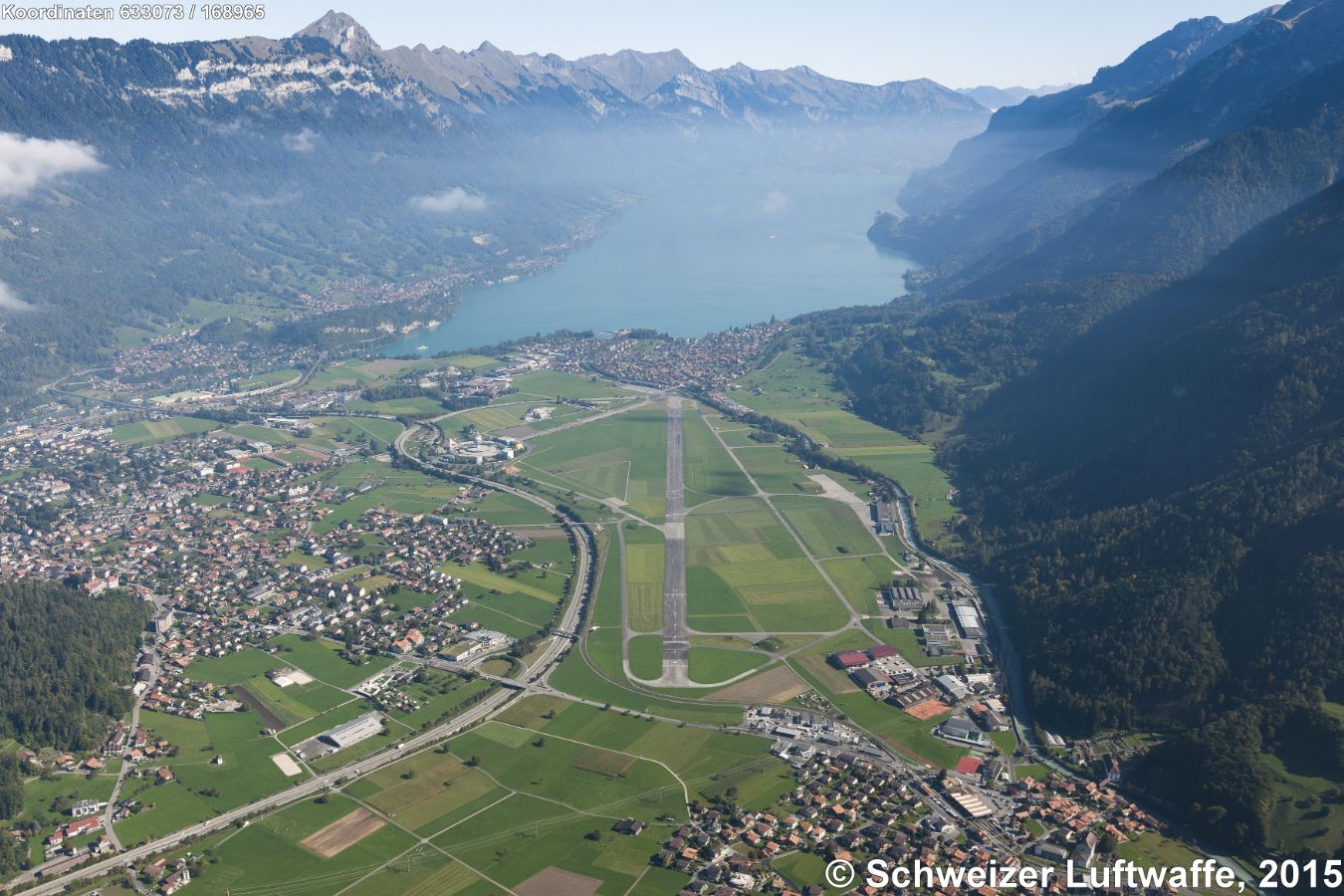 Blick über den ehemaligen Flugplatz (Position 2'633'698.66, 1'169'569.51) zum Brienzersee mit der vorgelagerten Ortschaft Bönigen. Links: Matten